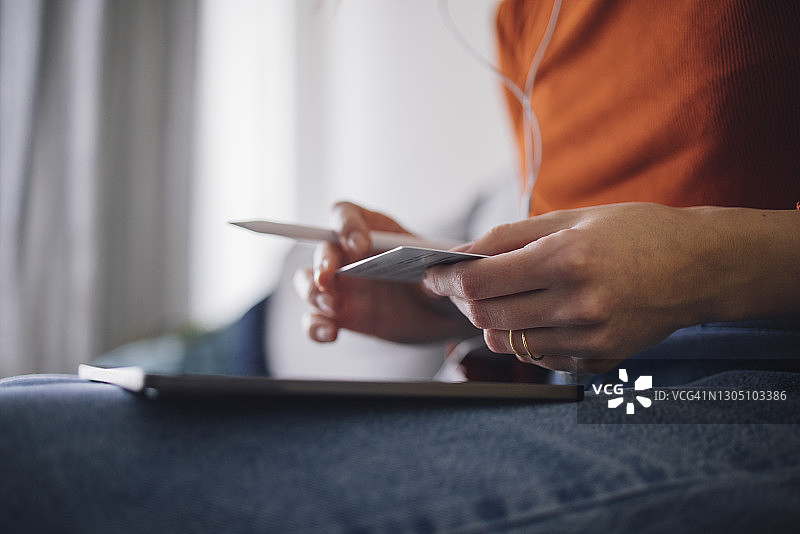 职场女性：匿名女商人使用平板电脑在家网上购物图片素材