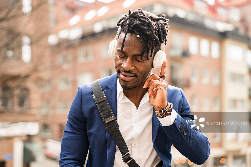 闭着眼睛听音乐的商人图片素材