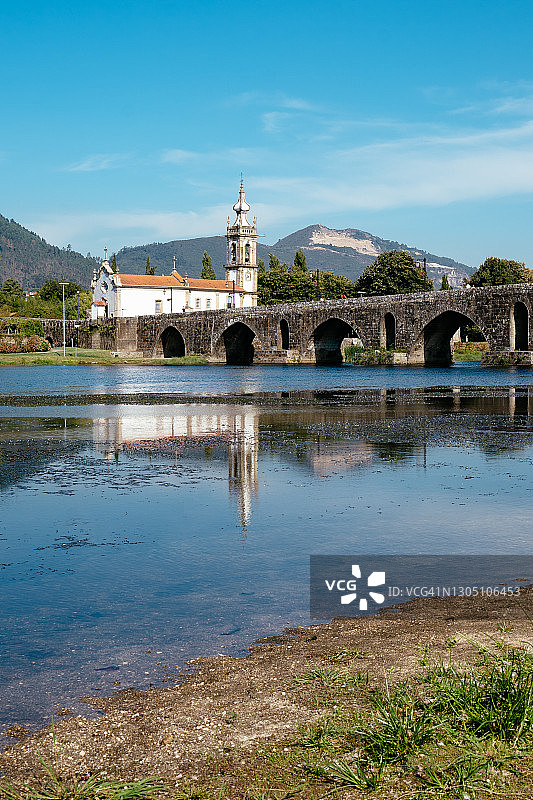 罗马桥、“Igreja de Santo Antonio da Torre Velha”教堂和利马河图片素材