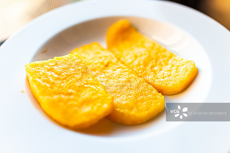 餐厅开胃菜中白色盘子上油炸的鲜黄色橙色玉米饼图片素材
