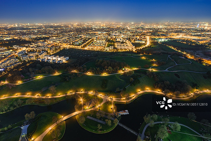 夜晚慕尼黑奥林匹亚公园的灯光图片素材