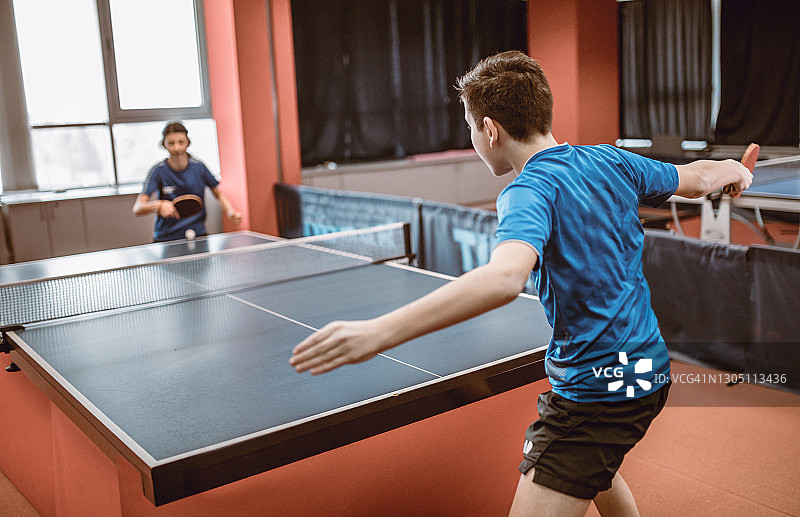 不同世代的人打乒乓球图片素材