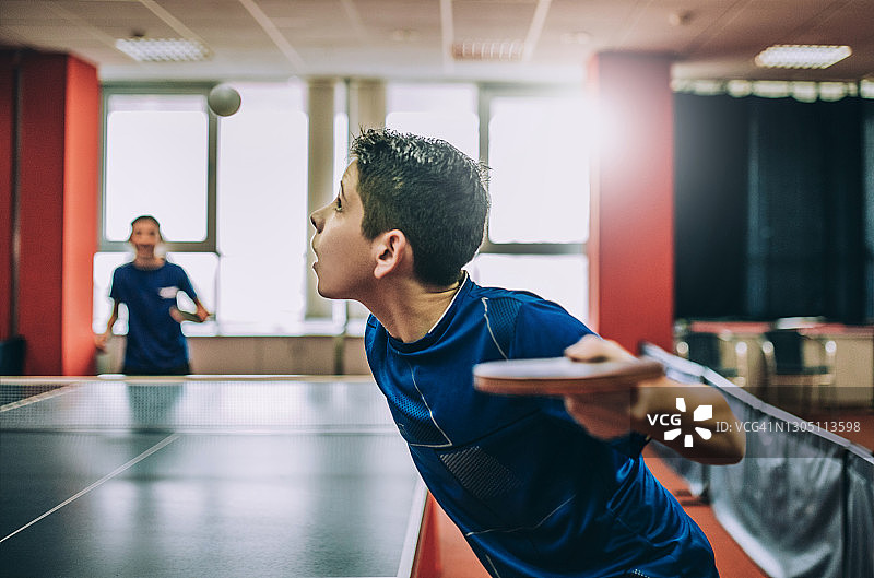 不同世代的人打乒乓球图片素材