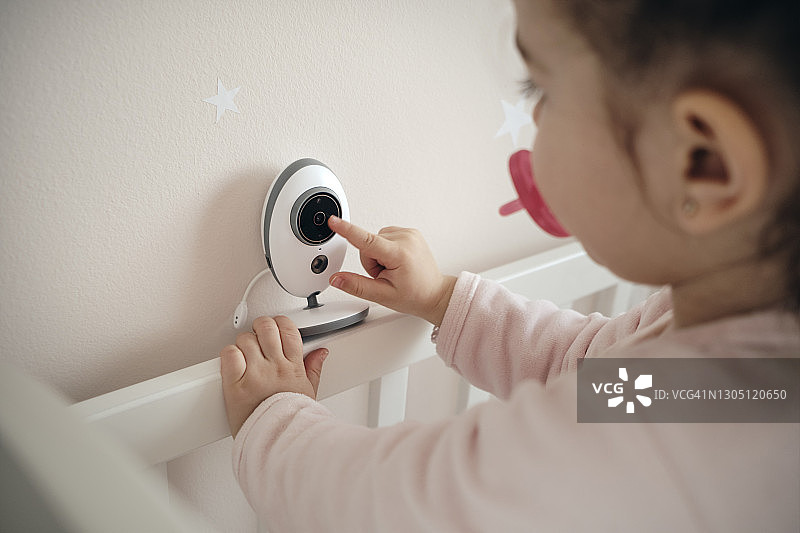 女孩对着监控摄像头玩耍图片素材