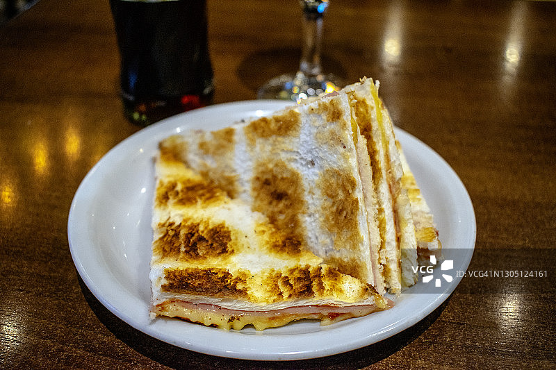 阿根廷特色美食：卡利托（火腿奶酪烤面包加番茄酱）图片素材