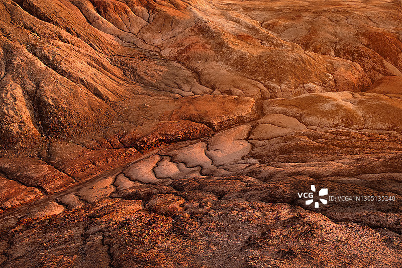 末日般的超现实乌拉尔景观，类似火星表面。冻结的红棕色黑土表面，贫瘠、龟裂和烧焦的土地和土壤，全球变暖的概念，耐火粘土采石场。2021年登陆火星。图片素材