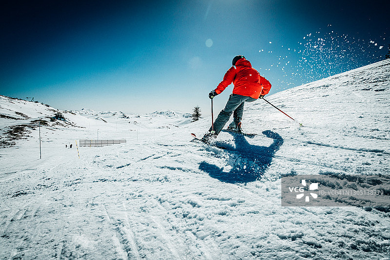 在波斯尼亚和黑塞哥维那亚霍里纳滑雪胜地速降滑雪的年轻滑雪者图片素材