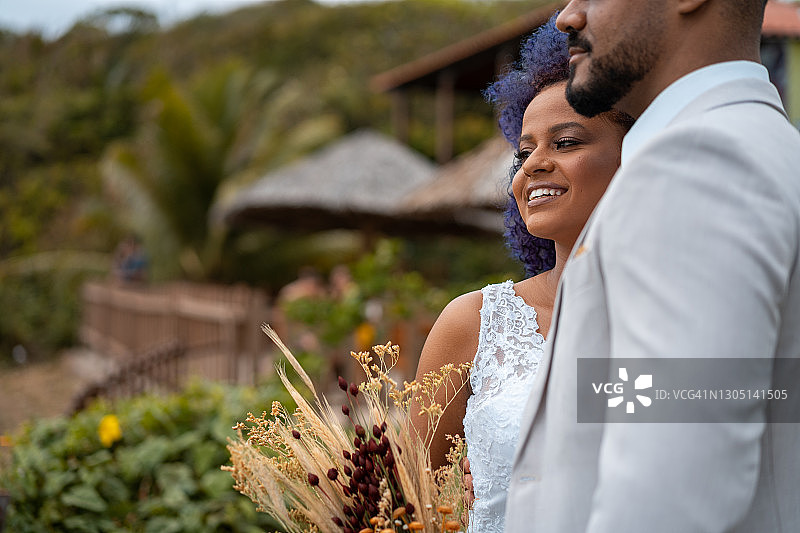 新婚夫妇欣赏风景图片素材