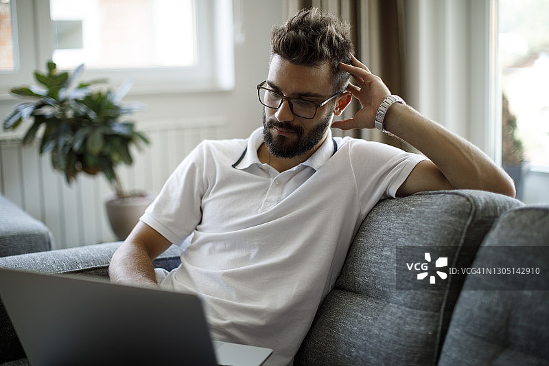 在家工作的年轻男人图片素材