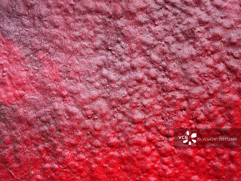 巴黎粗糙开裂混凝土墙上的红色喷漆图片素材