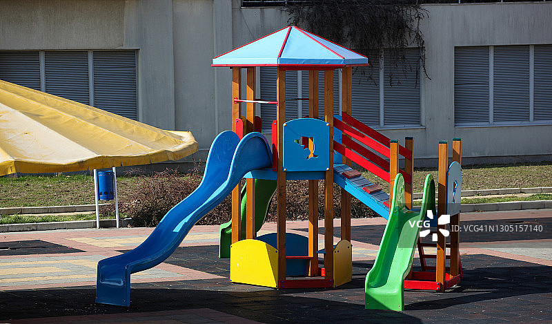 城市公园里的彩色儿童游乐场图片素材