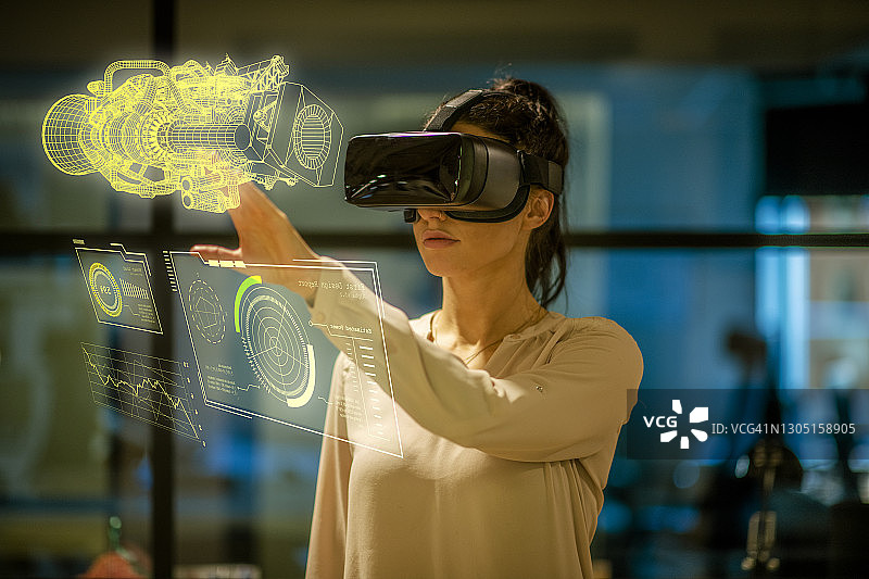 在工作中戴VR头显的女人图片素材