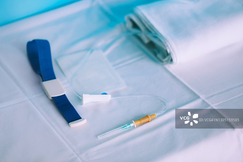 可用的滴管系统，放置在医院白色沙发上，新冠疫情隔离和医疗护理概念图片素材