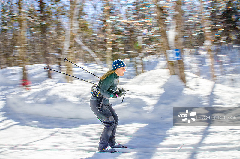 女子越野滑雪摇拍图片素材