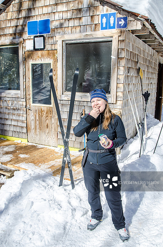 女人暂停越野滑雪图片素材
