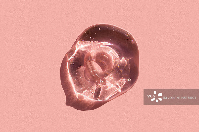 粉色背景上的各种化妆品污迹，年度潮流自护产品图片素材