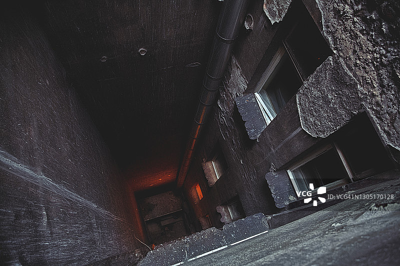 老建筑内的昏暗竖井图片素材