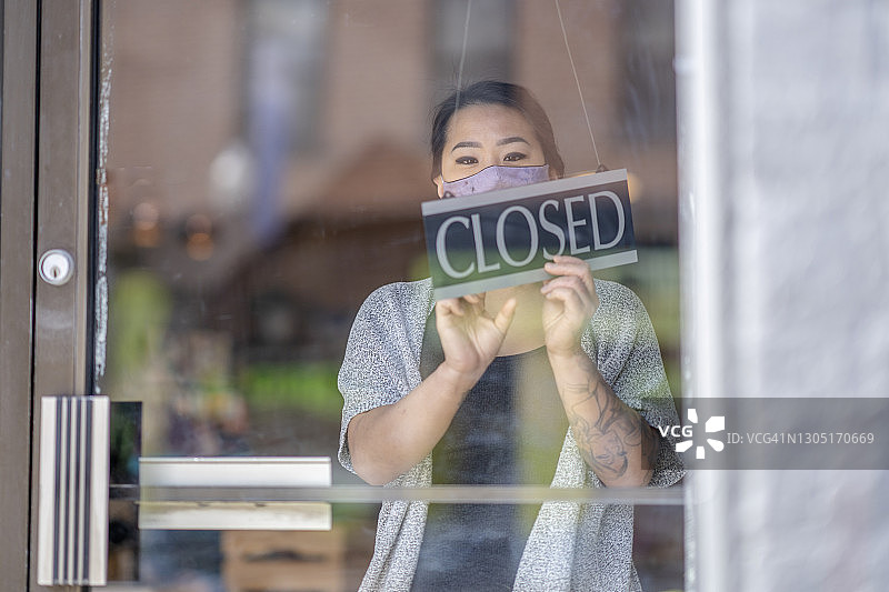 疫情封锁后重新开业的小店主图片素材