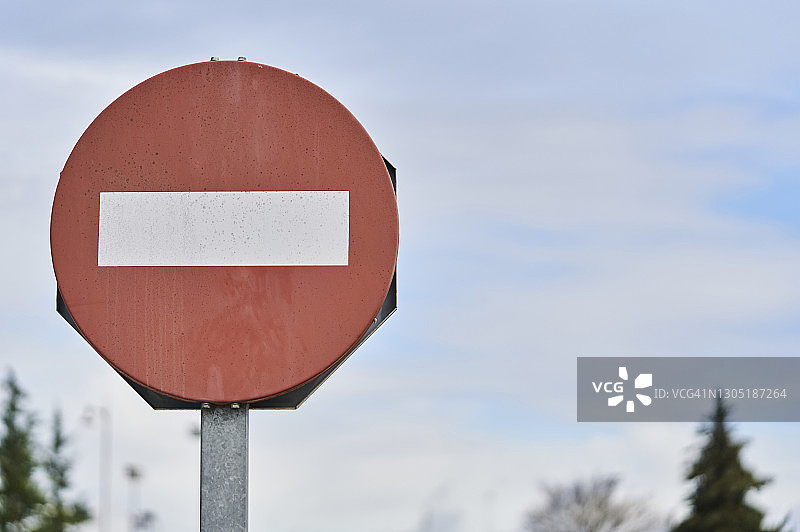 道路上的“禁止驶入”交通标志图片素材