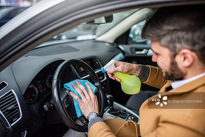 快乐的男人清洁汽车内饰图片素材