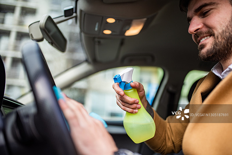 快乐的男人清洁汽车内饰图片素材