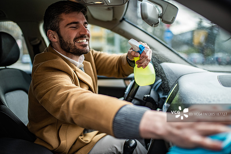 快乐的男人清洁汽车内饰图片素材