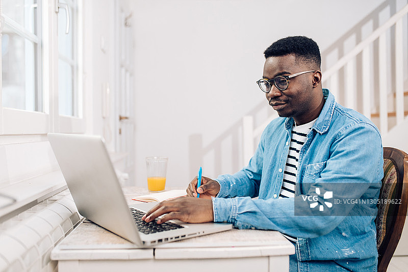 非裔经理在家工作图片素材