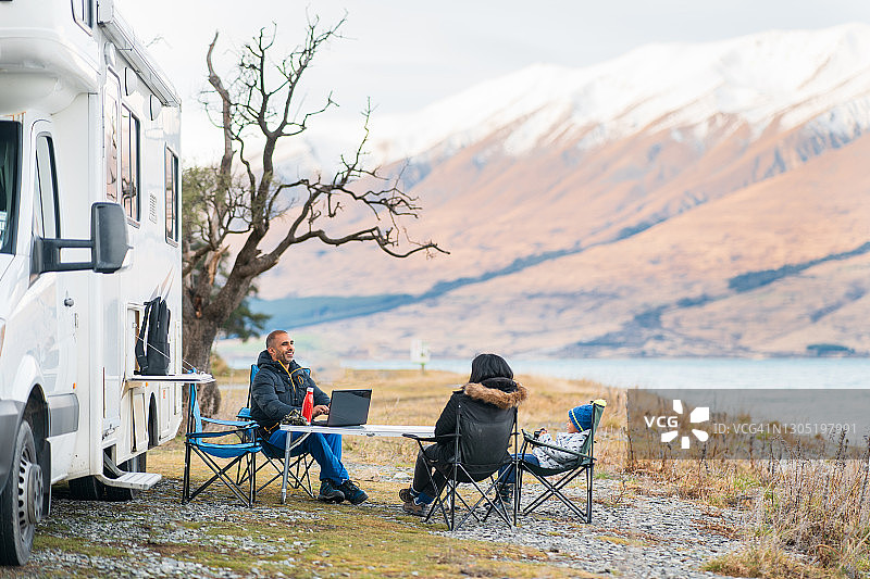 和孩子一起度假的家庭图片素材