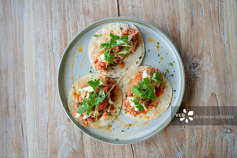 烤鸡肉玉米卷图片素材