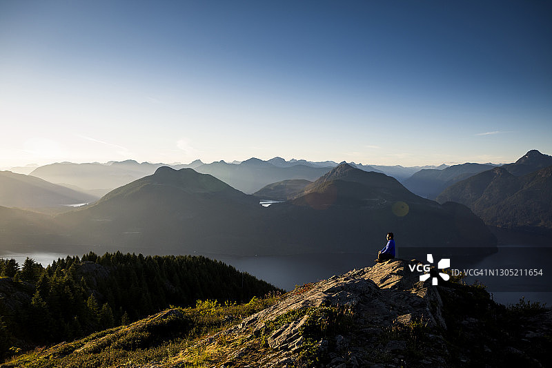 西班牙裔男人在锡帽小屋小径欣赏山景图片素材