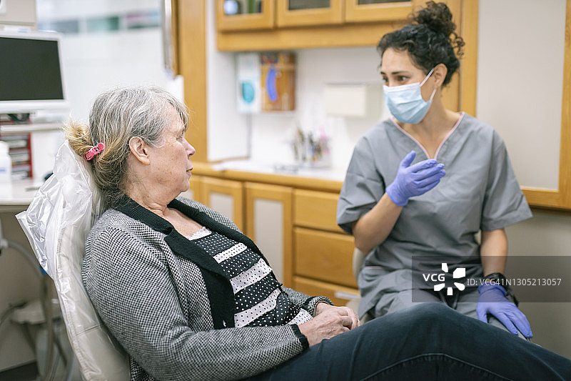 年长的女性患者在牙科诊所就诊图片素材