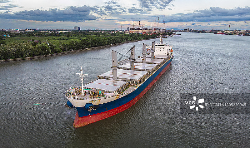 停靠在河中等待装货的大型散货船鸟瞰图图片素材
