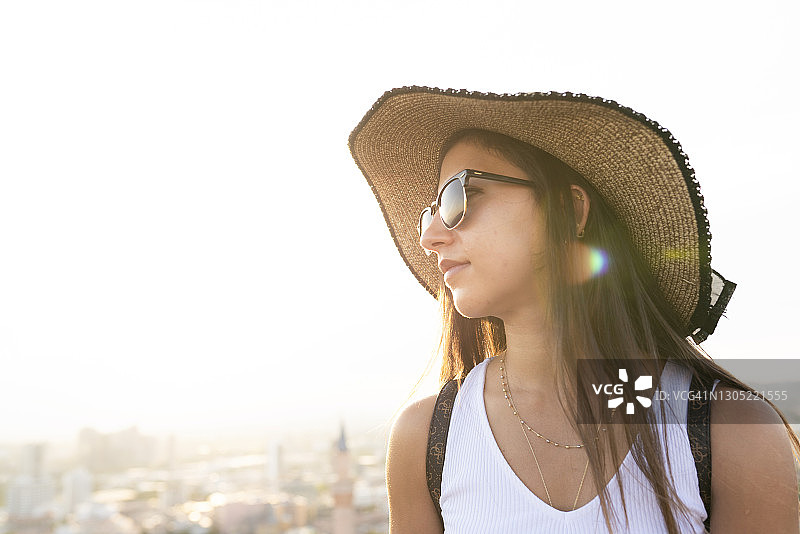 戴草帽的度假女游客图片素材