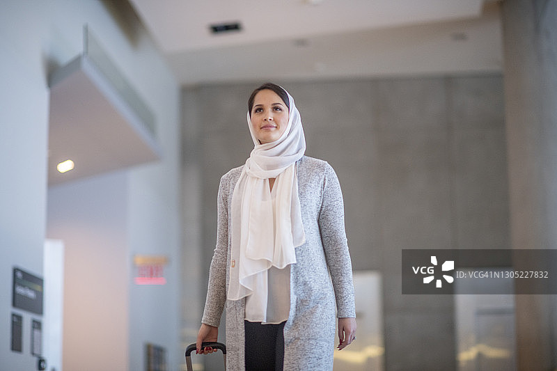 穆斯林女商务旅行者照片图片素材