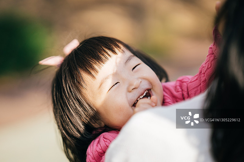 母亲和她的宝贝女儿玩耍图片素材