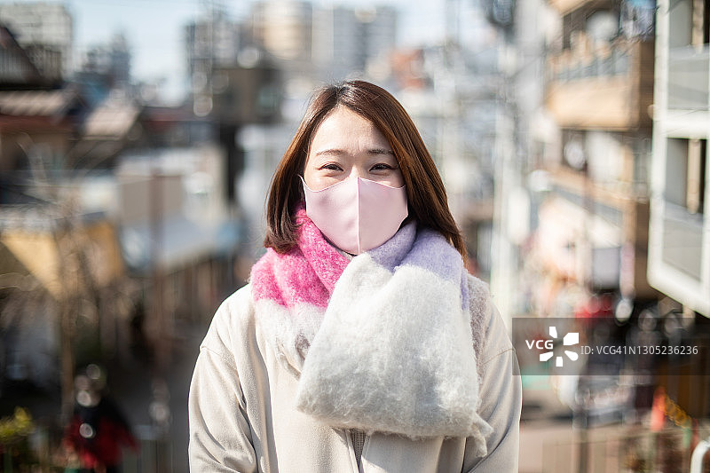 戴着面具微笑的日本女人图片素材