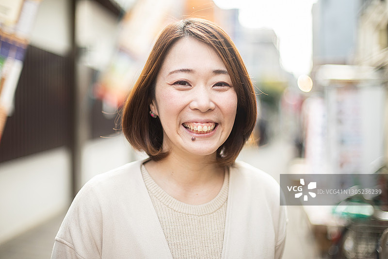 日本女人在街上微笑图片素材