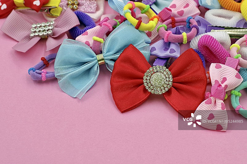粉色背景上的各式发夹图片素材