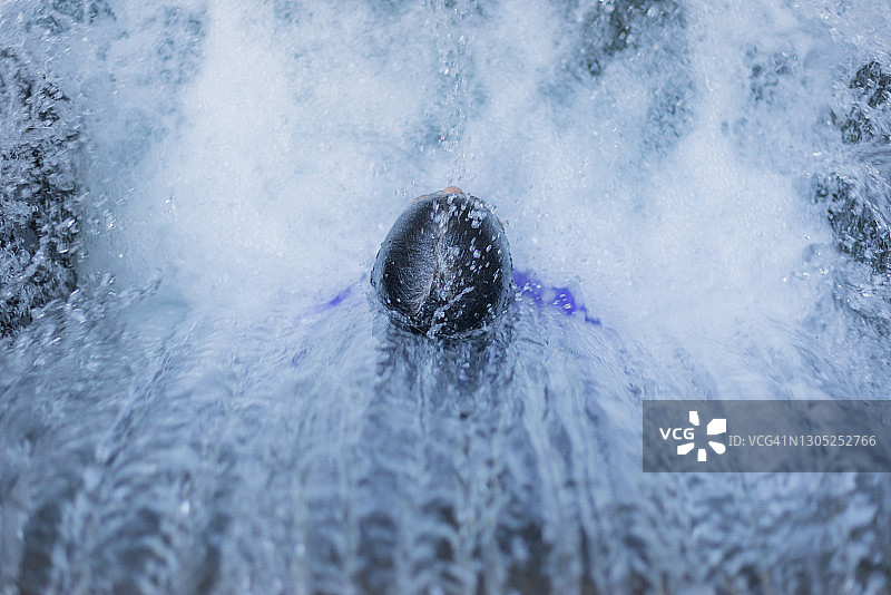 瀑布下的女人头部，放松概念图片素材