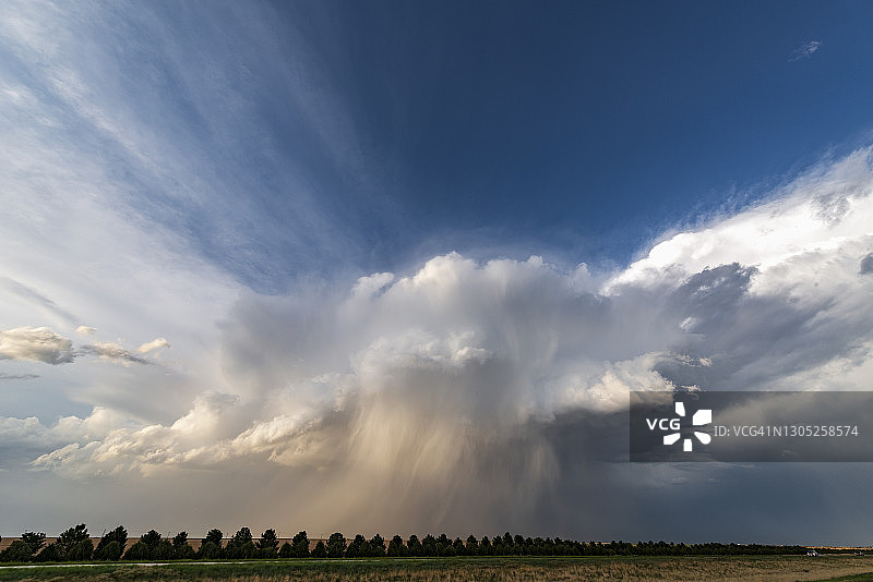 科罗拉多州大平原上的倾盆大雨图片素材