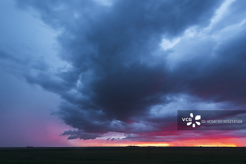 堪萨斯日落雷暴云图片素材