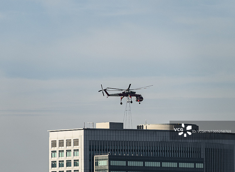 摩天大楼顶部的运输直升机图片素材