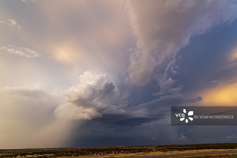 新墨西哥州日落时分的超级单体雷暴云图片素材