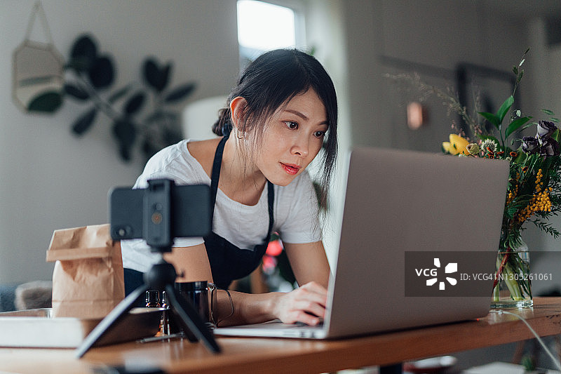 年轻女企业家在家用电脑经营副业图片素材