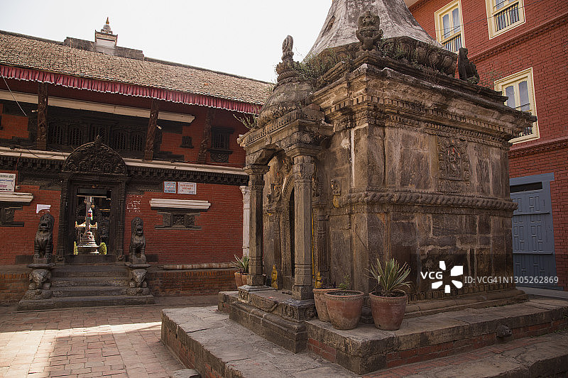 尼泊尔加德满都帕坦拉利特布尔市鲁德拉瓦纳大寺的新瓦尔佛教寺庙的石雕寺庙建筑图片素材