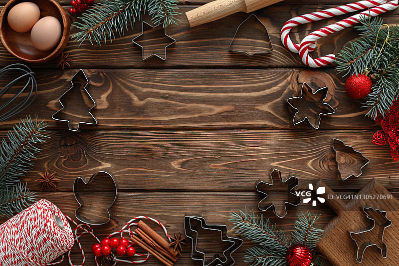 棕色木桌上烘烤姜饼的圣诞节背景属性图片素材