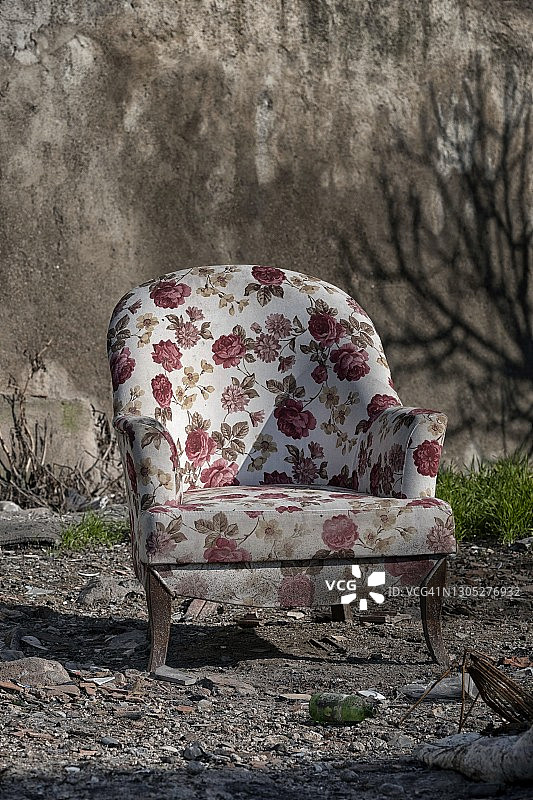 花园里的旧扶手椅图片素材