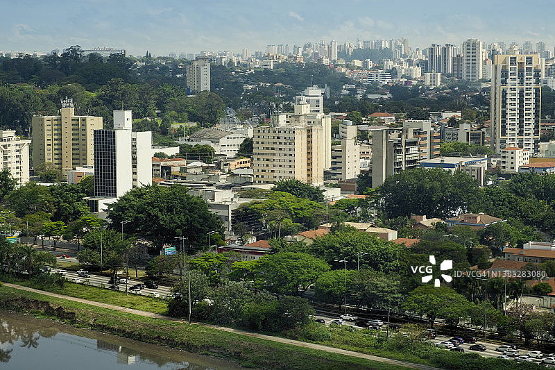 圣保罗布坦坦区沿皮涅罗斯河的天际线图片素材