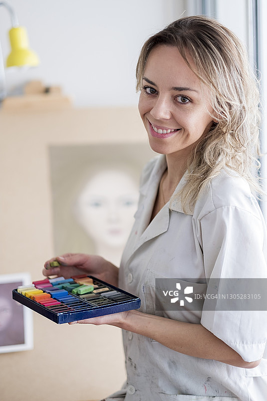 在她工作室里的女艺术家图片素材