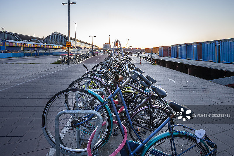 荷兰自行车架上的自行车图片素材